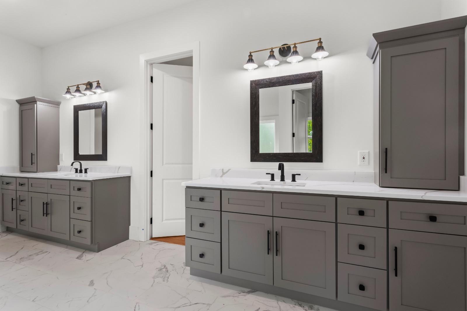 Shaker Dark grey bathroom